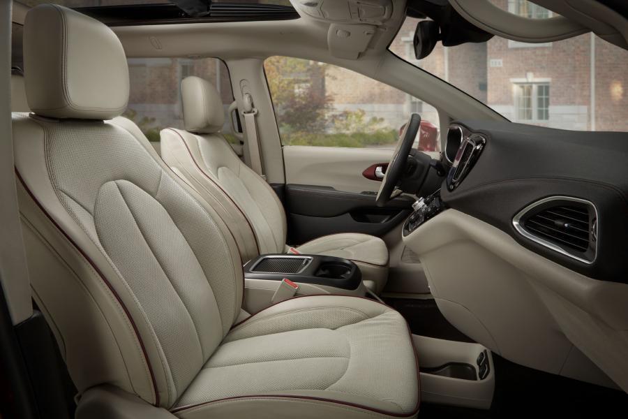 Интерьер Chrysler Pacifica Limited (RU) 2016 года  (фото 38 из 40)